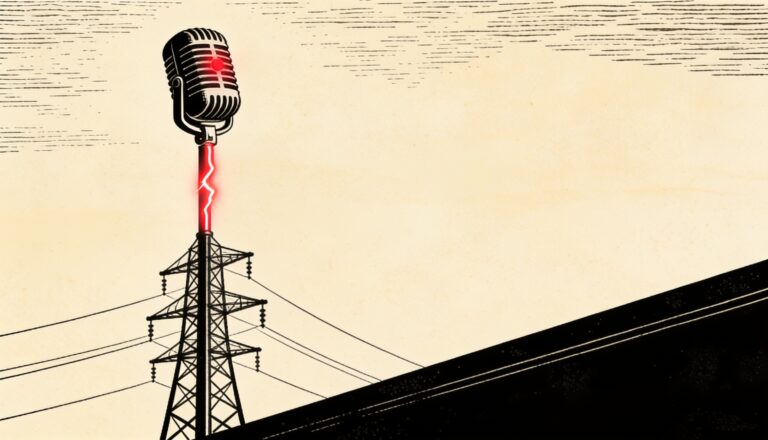 Ilustracion editorial a tinta: un microfono clasico sobre una torre electrica, con la corriente en rojo. Metafora de la comunicacion corporativa de una electrica.